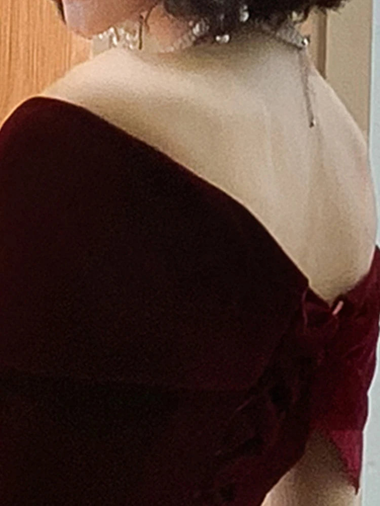Velours Noir — Off-Shoulder Maxi Dress in Soft Velvet | Schulterfreies Samtkleid