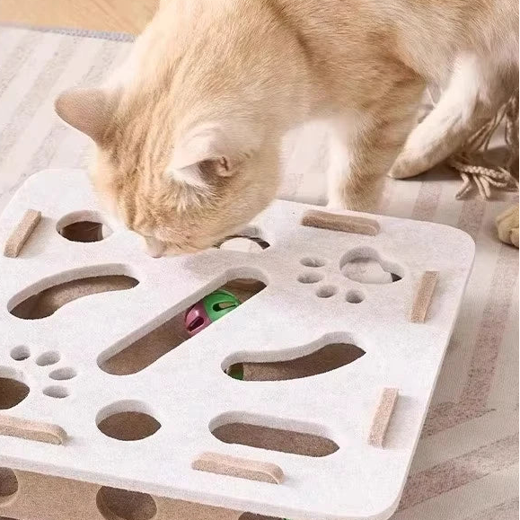 Katzen-Puzzle-Box aus Filz – Interaktives Spielzeug mit Ball & Kratzbrett